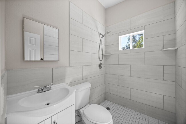 Building Photo - Modern Touches, Classic Charm—Your Bradenton Home Awaits