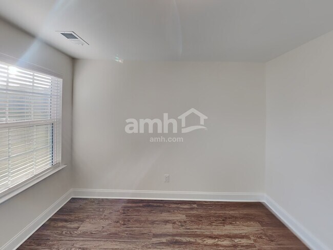 Building Photo - 2011 Bennett Dr