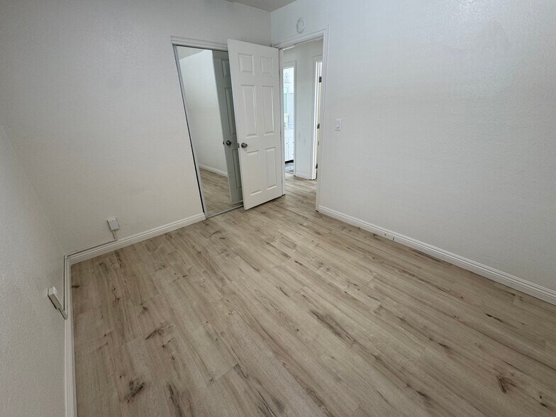 Building Photo - 1121 Calle Tulipan