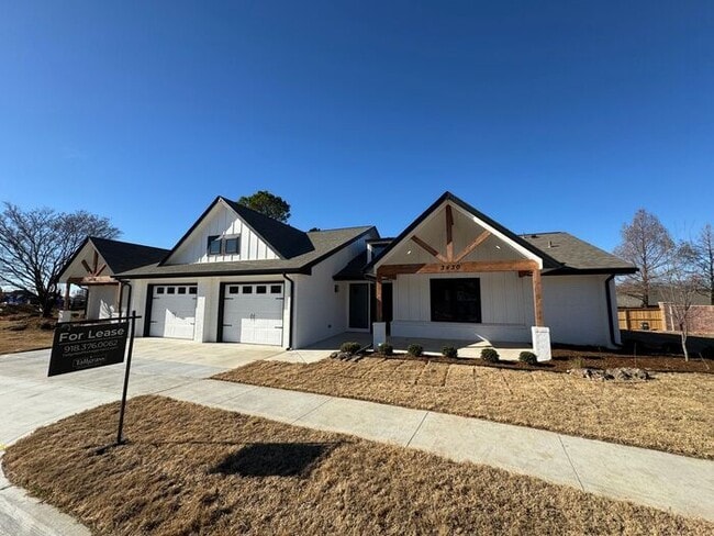 Building Photo - Newly remodeled duplex in Broken Arrow! Great location!