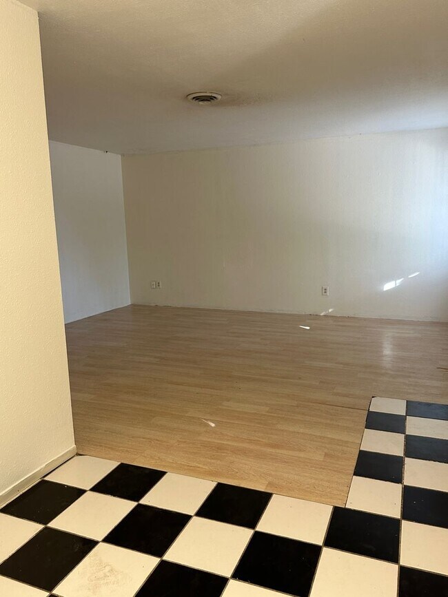 Building Photo - 918 Cortina Dr