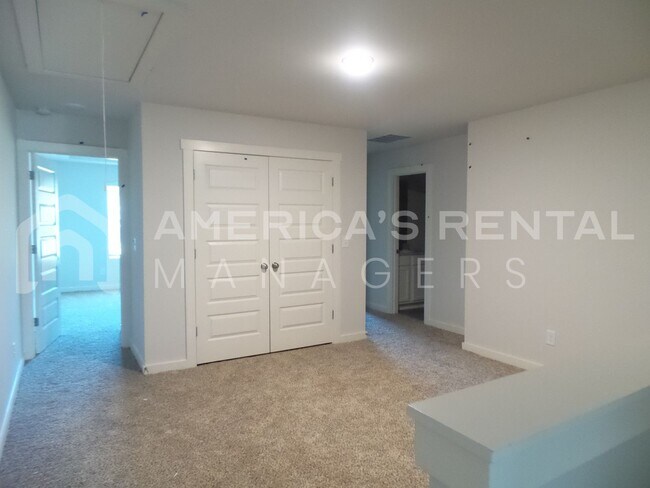 Building Photo - 152 The Heights Dr