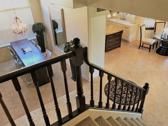 Building Photo - Beautiful 4Bd x 2.5Bath w/ HUGE Backyard &...