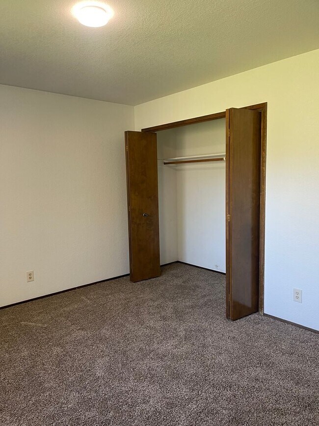 Building Photo - SPACIOUS 3 BED 2 BATH WITH A FAMILY ROOM A...