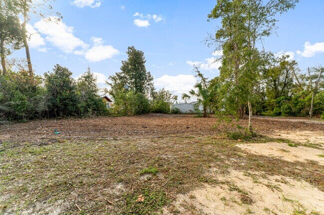 Building Photo - 1020 E 14th St