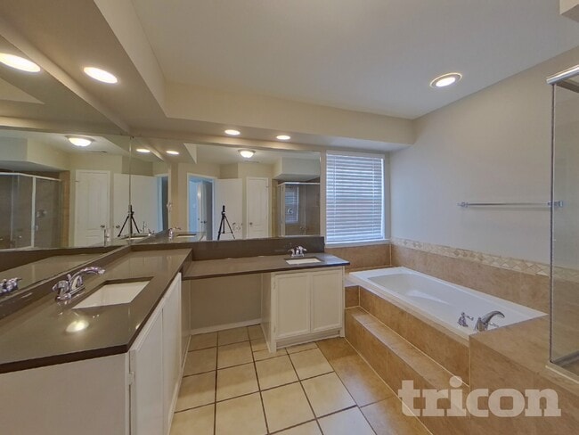 Building Photo - 1028 Glencrest Dr