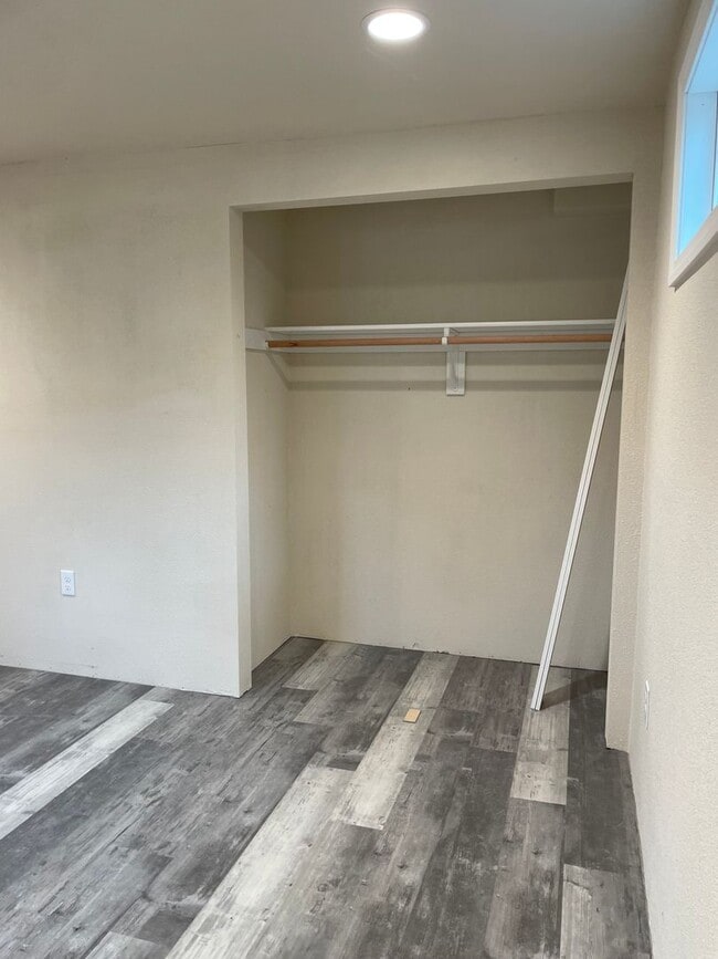 Building Photo - 1 Bedroom, 1 bath lower basement apartment!