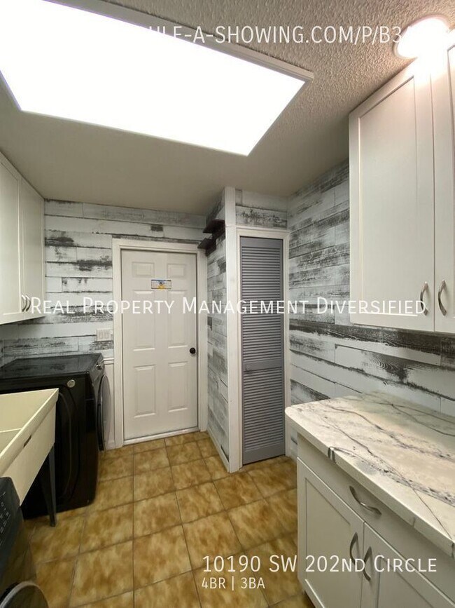 Building Photo - Rainbow Springs  Woodlands - 4/3/2 - Plus ...