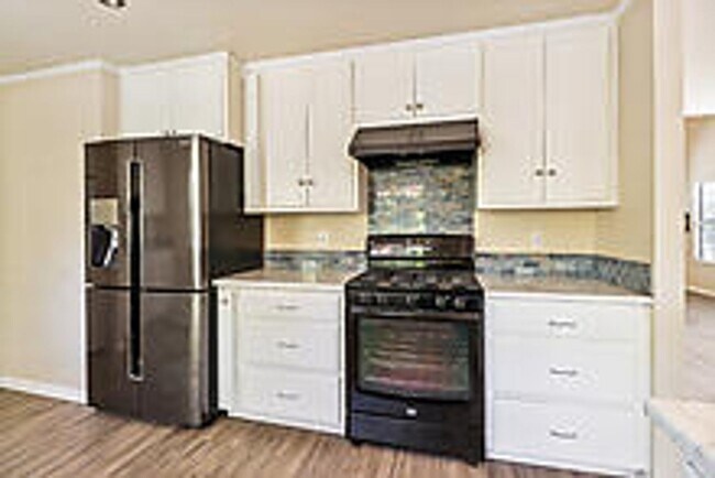 Building Photo - Beautiful 3 Bedroom Home-$750.00 Off 1st M...