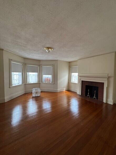 Building Photo - 909 Beacon St
