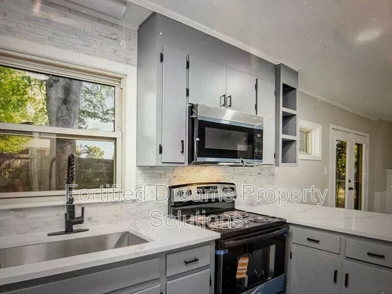 Building Photo - 1141 Carolina Cir