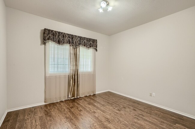 Building Photo - $500 off first month's rent!! Stunning hom...