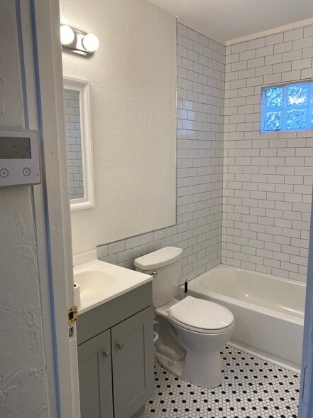 Building Photo - 4217 Donnelly Ave