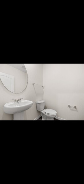 Building Photo - 2745 Flushing Dr