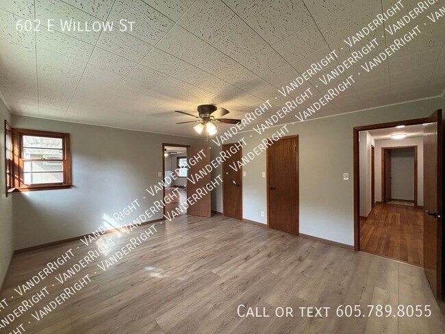 Building Photo - 602 E Willow St