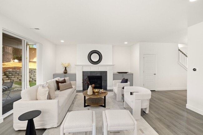 Building Photo - 4Bd/3.5Ba Covington House