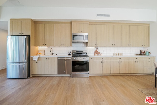 Building Photo - 611 N Virgil Ave