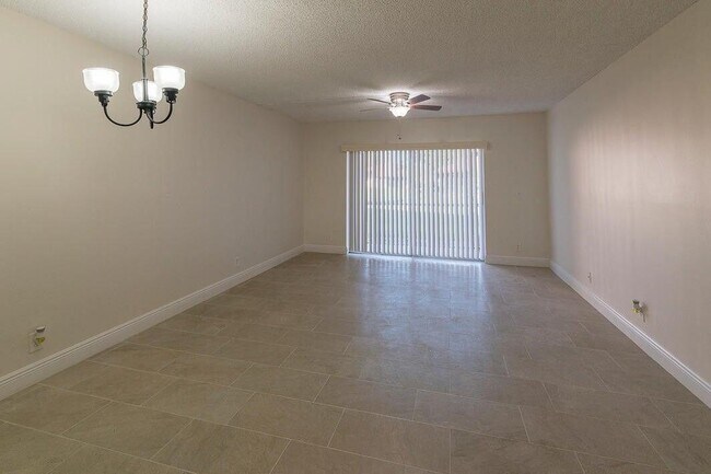 Building Photo - 9929 Three Lakes Cir