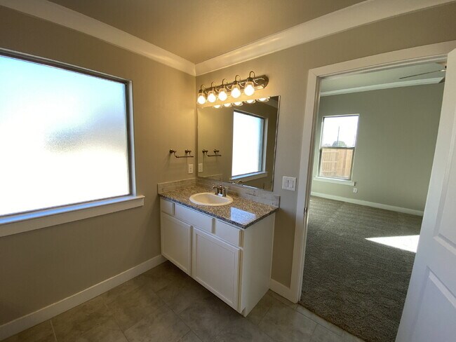 Building Photo - Wonderful 4 Bedroom 2 Bathroom in Bell Farms!