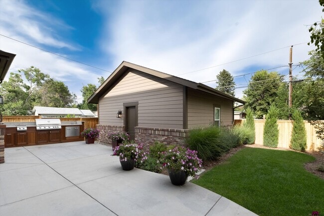 Building Photo - Furnished Home - Move in Ready!