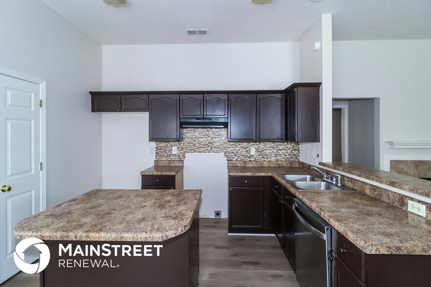 Building Photo - 7068 Kings Crown Dr