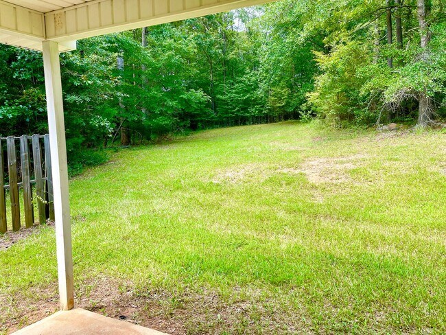 Building Photo - Welcome to this charming 3-bedroom, 2-bath...