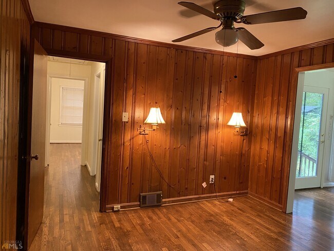 Building Photo - 2022 Woodbine Terrace NE