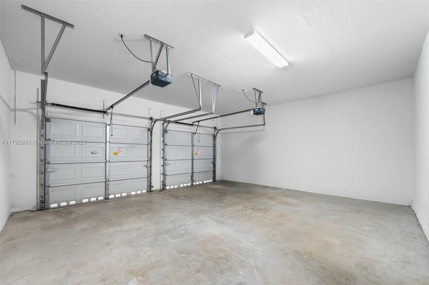 Building Photo - 830 NE 191st St