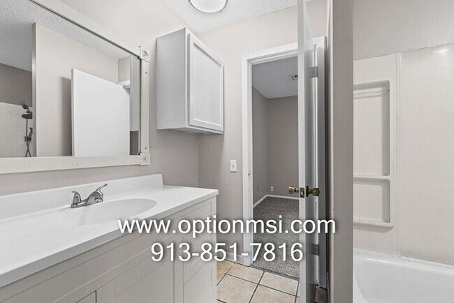 Building Photo - Freshly updated townhome in KCK
