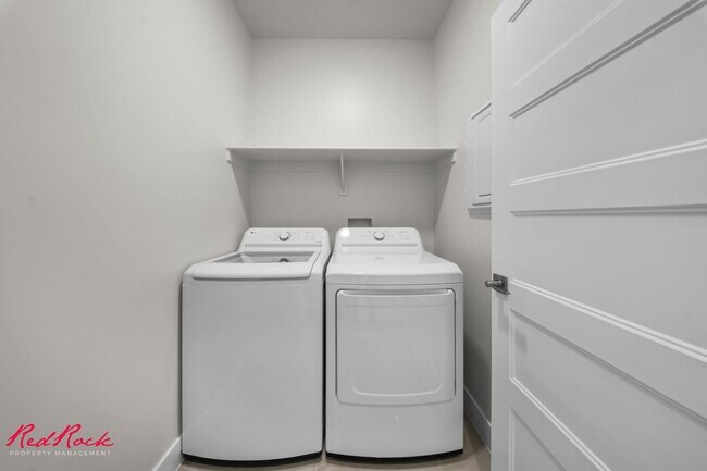 Building Photo - Brand New Townhome in Crimson Park! Stylis...