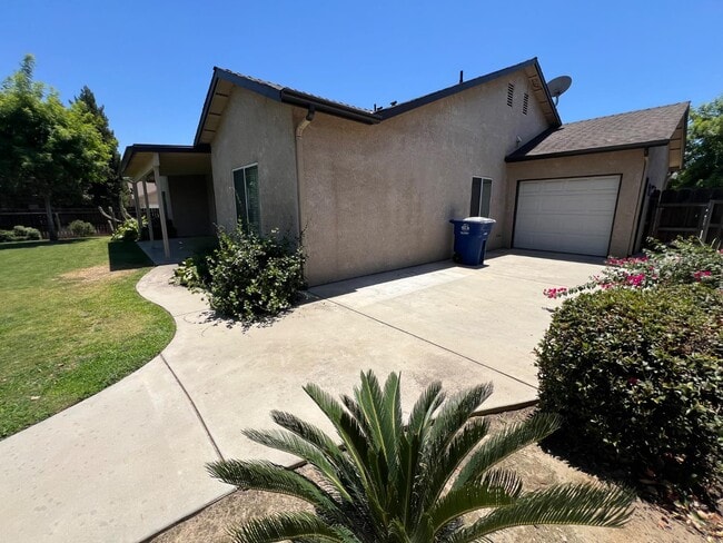 Building Photo - 623 W Meadow Ln