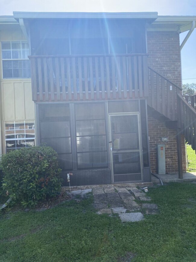 Building Photo - Large 2 bedroom 2 bath Condo