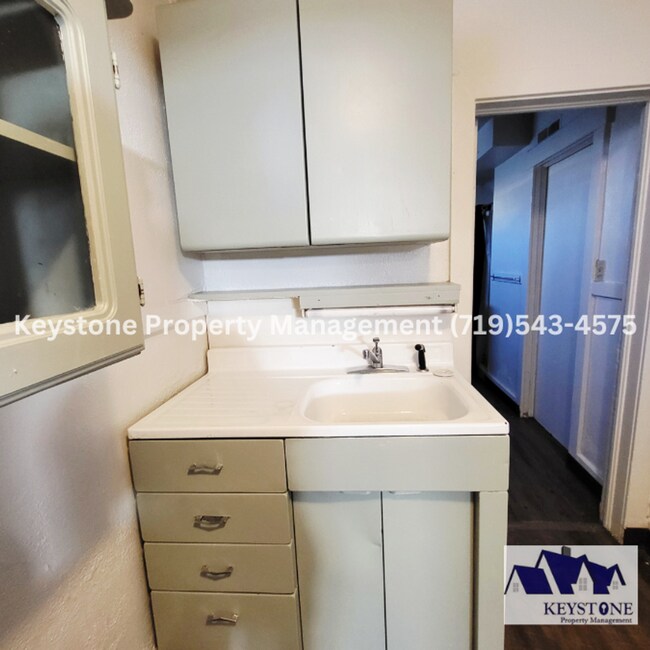 Building Photo - Move-In Special! $400 Off! -  Eastside Efficiency Apt in Triplex  $800/$800