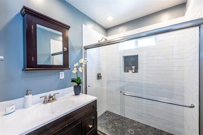 Building Photo - 5865 Vesper Ave Rental