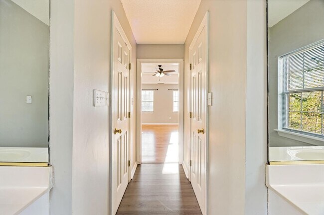 Building Photo - 1114 Rivershyre Dr