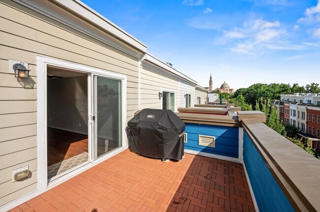 Building Photo - 3 bedroom 2.5 bathroom TownHome // Brookland//Garage Parking & Rooftop Deck