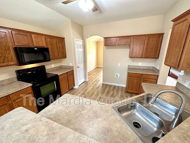 Building Photo - 221 Creekwood Dr
