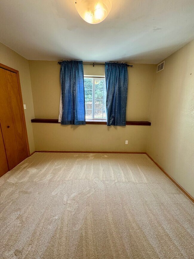 Building Photo - 5 Bedroom Home in Broadmoor Bluffs