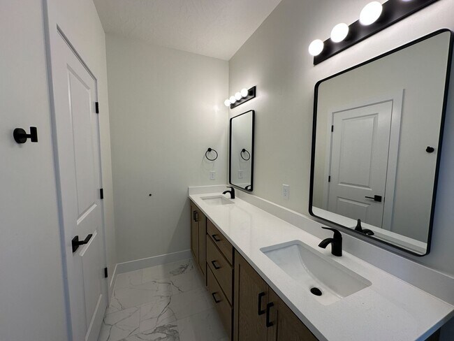 Building Photo - 907 Willow Bnd Dr