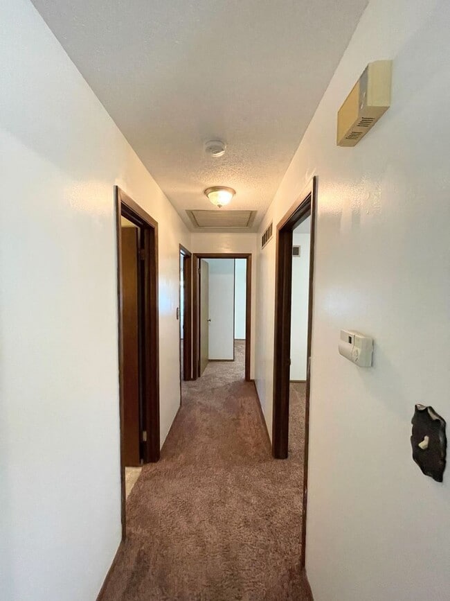 Building Photo - Comfortable 3 Bedroom 2 Bath House in Beau...