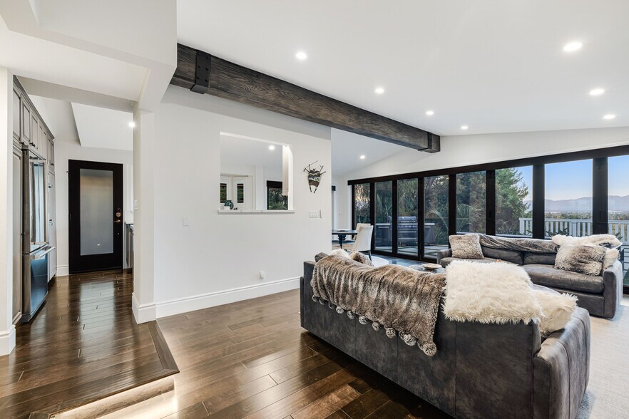 Building Photo - 16725 Oak View Dr