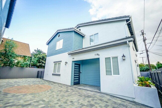 Building Photo - 1118-1118 1/2 W 39th Pl