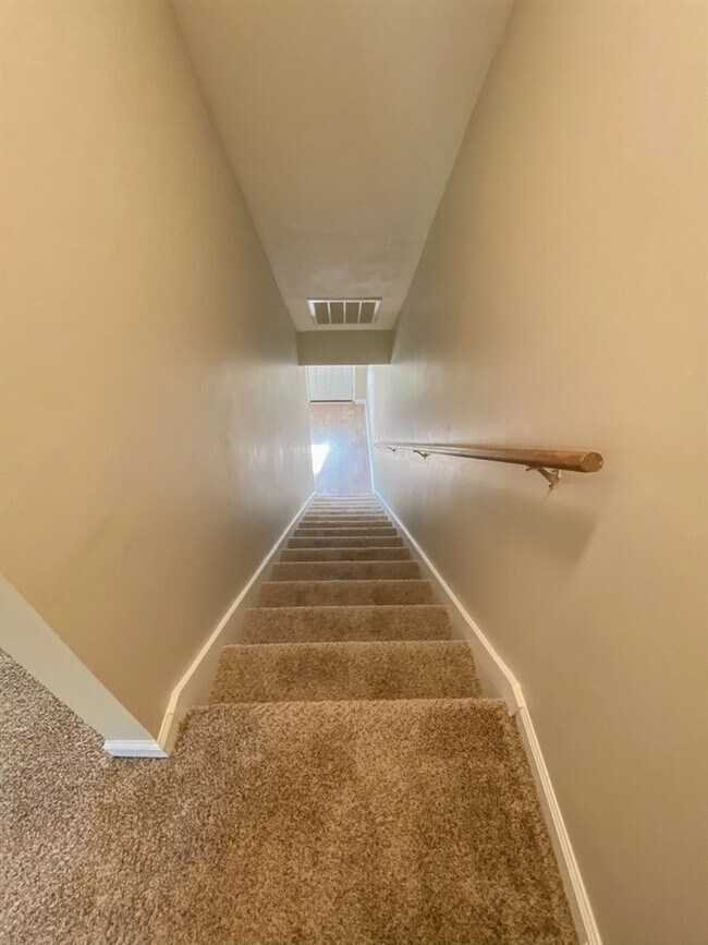 Building Photo - 2416 Manzanita Ct