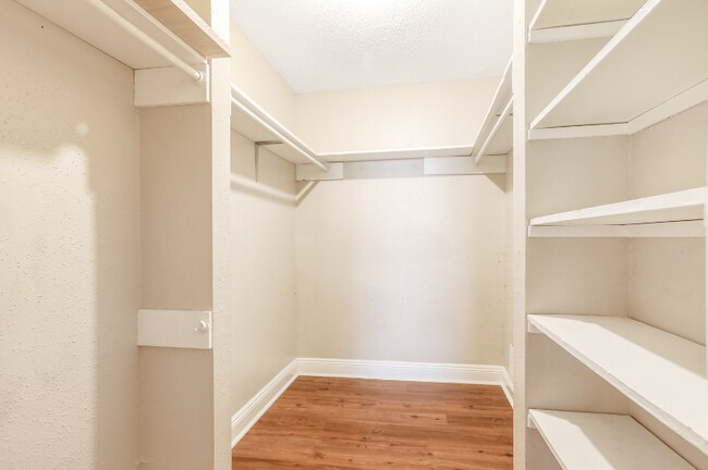 Building Photo - 404 W Lake Catahoula Ct