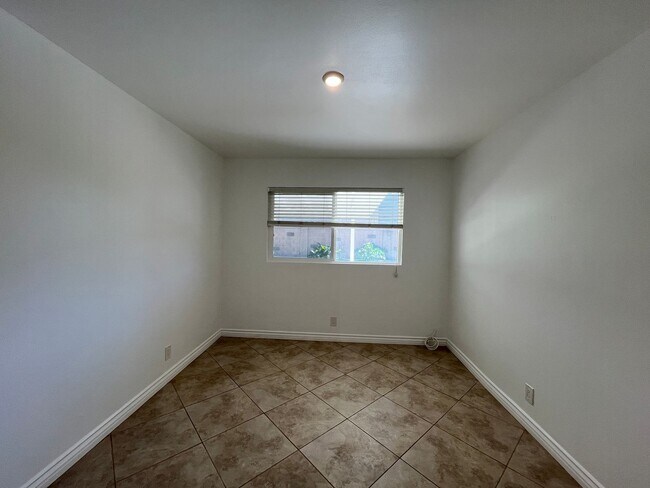 Building Photo - Freshly prepped 5BR in Simi w/downstairs b...