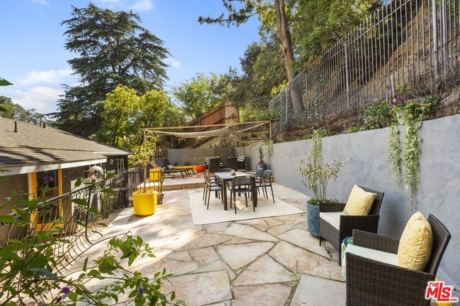 Building Photo - 2867 Beachwood Dr