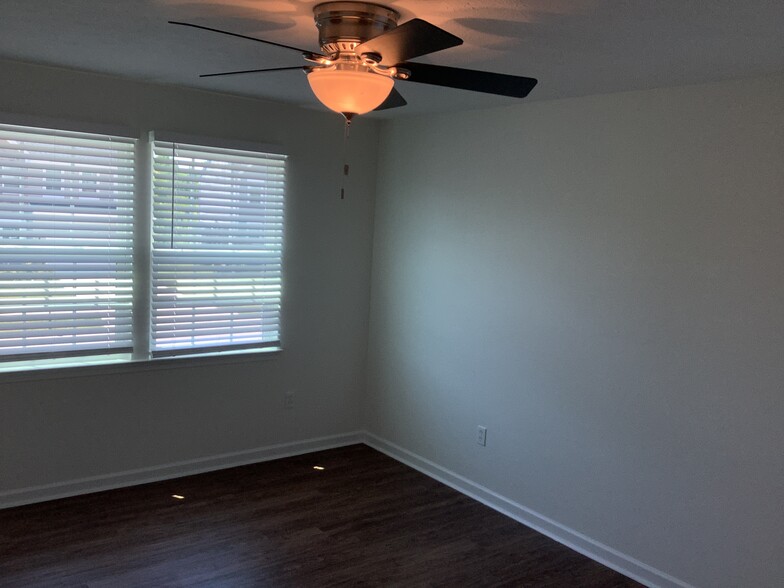Building Photo - 5283 River Ridge Dr