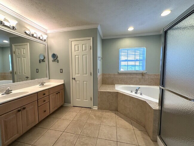 Building Photo - Gorgeous 6-Bedroom 3.5-Bath Colonial in Ma...