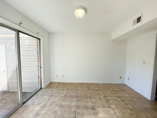 Building Photo - 1704 Devonwood Dr