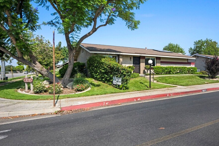 Building Photo - 1605 Carmel Cir E